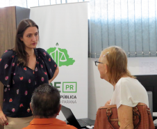 A defensora pública Mariana Montovani recebe uma senhora idosa no Mutirão do Concilia em Guaíra.