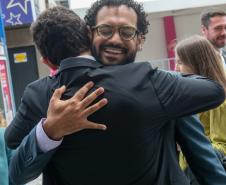 Convidados se abraçam comemorando a conquista.