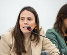 A segunda subdefensora geral Thaisa Oliveira discursa durante a inauguração.