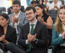 Público presente aplaude os discursos.