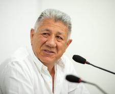 O prefeito de Matinhos discursa na inauguração.