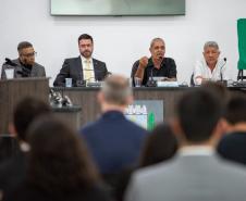 Em primeiro plano o público de costas e à frente autoridades presentes na inauguração.