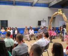 Plano aberto da cerimônia mostra convidados e a decoração.