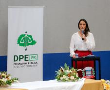 A defensora pública Mariana Montovani discursa para os presentes.