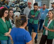 Defensores conversam com equipe de voluntários no centro emergencial de atendimento aos atingidos pelo tornado.