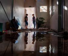 Imagem mostra os estragos causados pelo tornado no interior da escola da APAE. 