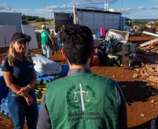 Imagem mostra defensor público de costas em reunião com equipe da APAE, uma das escolas atingidas pelo tornado.