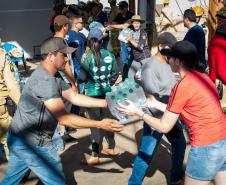 Imagem mostra voluntários separando itens doados.
