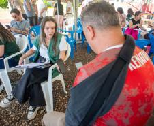 Defensora Pública atende homem com tipoia vítima do tornado.