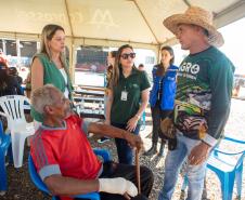 Defensora pública realiza atendimento a uma família. fa