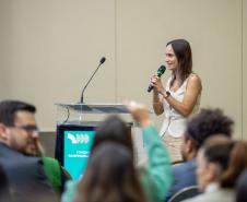Primeira subdefensora pública-geral Lívia Brodbeck fala ao microfone no segundo dia do Encontro Estadual da Defensoria Pública do Paraná.