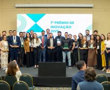 Premiados no concurso de inovação da Defensoria posam para foto no palco do evento.