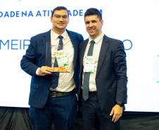 Premiados recebem os troféus