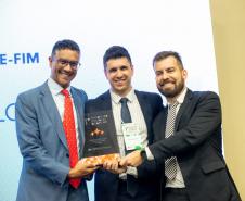 Premiados recebem os troféus