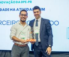 Premiados recebem os troféus