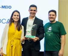 Premiados recebem os troféus