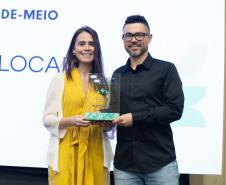 Premiados recebem os troféus