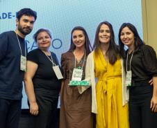 Premiados recebem os troféus