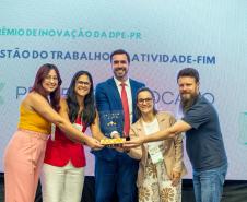 Premiados recebem os troféus