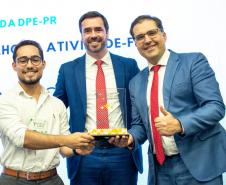 Premiados recebem os troféus