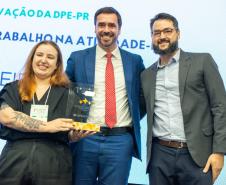 Premiados recebem os troféus