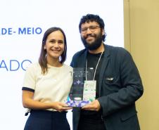 Premiados recebem os troféus