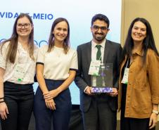 Premiados recebem os troféus