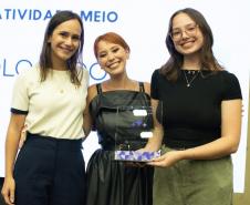 Premiados recebem os troféus