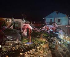 Imagem noturna do momento dos primeiros atendimentos do Corpo de Bombeiros. 