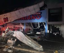 Imagem mostra os danos causados em um edifício de dois pavimentos.