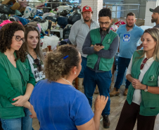 Equipe da Defensoria reunida e conversando sobre a atuação e atendimento às pessoas afetadas pelo tornado