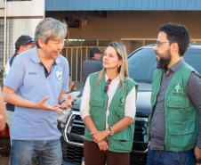Defensora Pública Ingrid Lima e Defensor Público Fernando Redede conversando com equipe local sobre a atuação da Defensoria