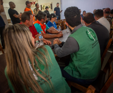 Equipe da Defensoria reunida e conversando sobre a atuação e atendimento às pessoas afetadas pelo tornado