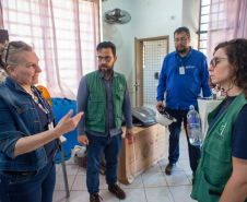 Foto da equipe da Defensoria em conversa sobre o atendimento às vítimas da catástrofe