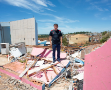Imagem do senhor Edno, mais uma vítima da tragédia de Rio Bonito do Iguaçu. Ele está em cima dos escombros da casa dele.