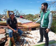 Defensor público Fernando Redede atendendo o senhor Ednaldo em Rio Bonito do Iguaçu.