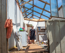 Imagem da dona Maria da Silva, moradora de Rio Bonito do Iguaçu. Ela está em meio a estrutura do que deveria ser ainda a sua casa, devastada pelo tornado..