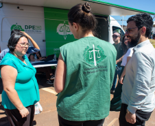 Equipe da Van dos Direitos atendendo a dona Leideane.
