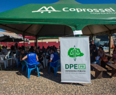 Moradores aguardando o atendimento da Defensoria em Rio Bonito do Iguaçu.