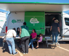 Atendimento na Van dos Direitos, que foi até Rio Bonito do Iguaçu reforçar os trabalhos da Defensoria.