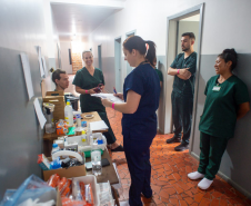 Equipe de Saúde no abrigo em Laranjeiras com os medicamentos solicitados pela Defensoria.
