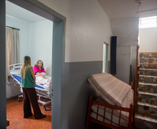 Dona Dirce conversando com a defensora Ingrid. Ela passou por cirurgia e estava se recuperando qndo o tornado destruiu sua casa. No abrigo está medicada e se recuperando