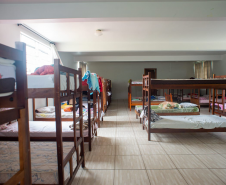 Quarto coletivo no abrigo.