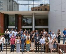 Servidores e Defensores posam em frente à entreda do edifício onde será a nova sede administrativa da Defensoria Pública do Paraná. 