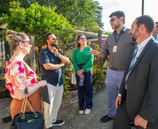O defensor público João Victor Rozatti Longhi conversa com outras autoridades do poder judiciário que atuam no caso das famílias que vivem às margens da BR.