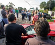 Imagem mostra várias pessoas em circulo no centro da comunidade em reunião com autoridades do poder judiciário.
