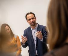 Marcel Jeronymo Lima Oliveira fala durante a posse como ouvidor-geral da Defensoria Pública do Estado do Paraná.