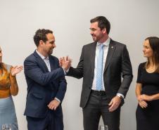 O Defensor Público Geral Matheus Munhoz cumprimenta Marcel Jeronymo Lima Oliveira durante a posse como ouvidor-geral da Defensoria Pública do Estado do Paraná.