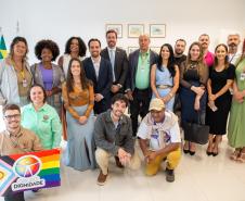 Autoridades e lideranças de movimentos sociais posam juntos ao final da cerimônia de posse de Marcel Jeronymo Lima Oliveira como ouvidor-geral da Defensoria Pública do Estado do Paraná.