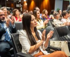 Público aplaude falas das autoridades durante o lançamento do NUPED na ALEP.